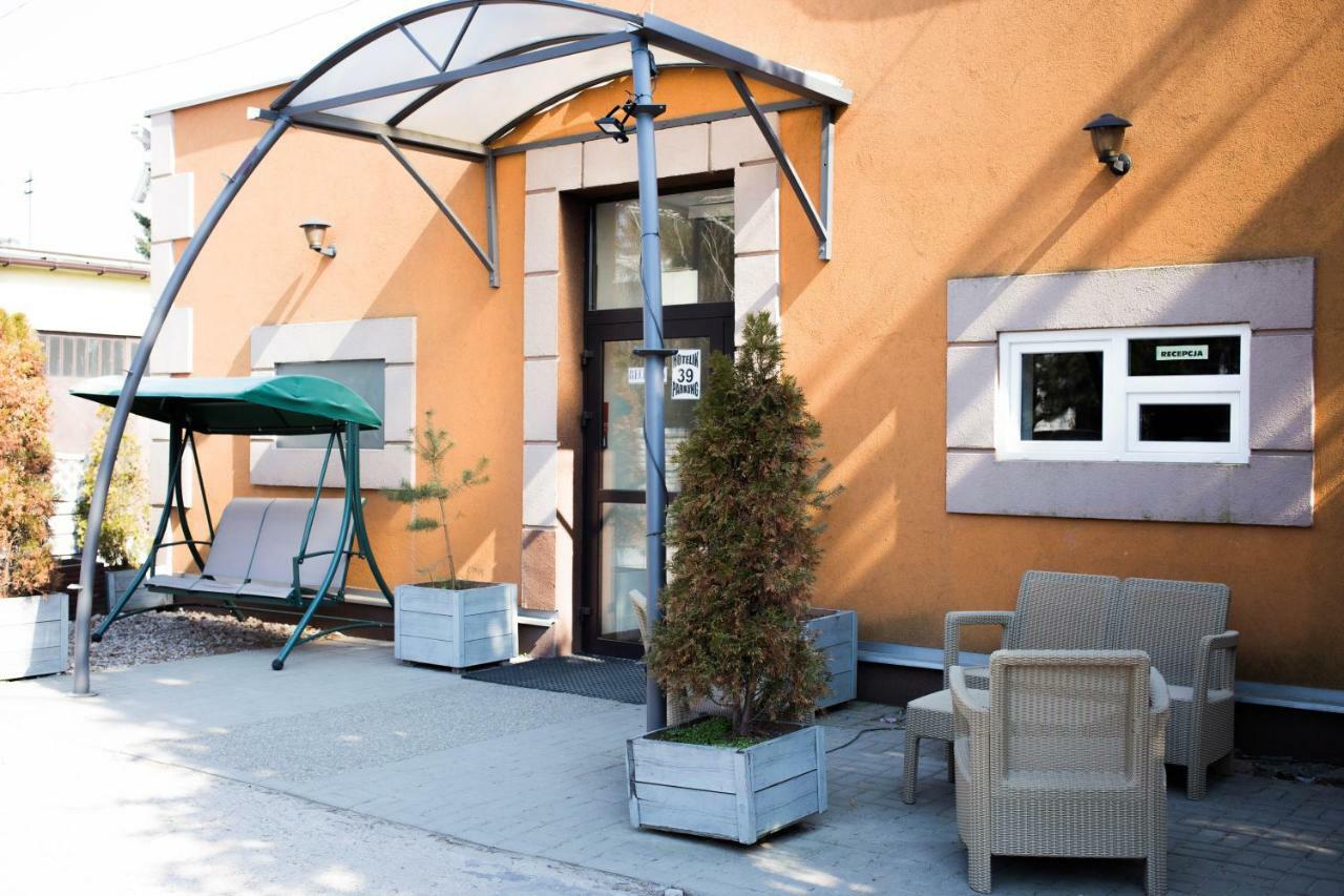 Okęcie 39 - Free Transfer To Airport Hostel